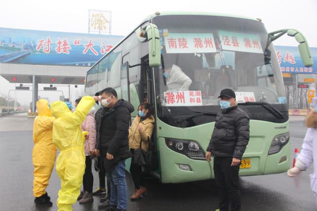 所辖收费站、服务区配合当地政府设立卫生检疫站点，全力配合做好疫情检疫工作。_调整大小.JPG