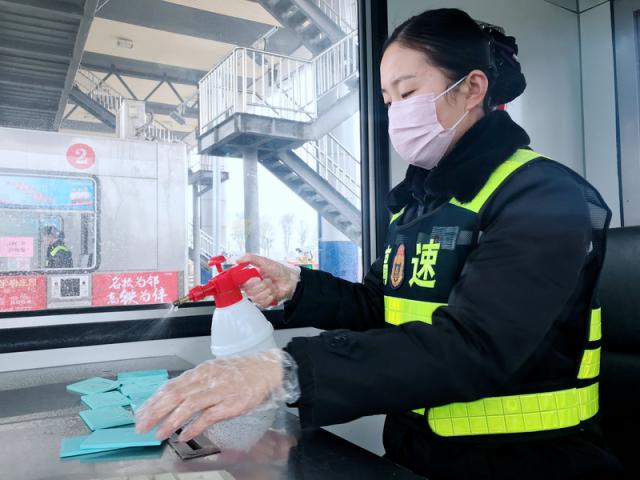 一线员工配备口罩、手套等防护用品坚守岗位，同时做好办公、生活区域及CPC卡的消毒。_调整大小.png
