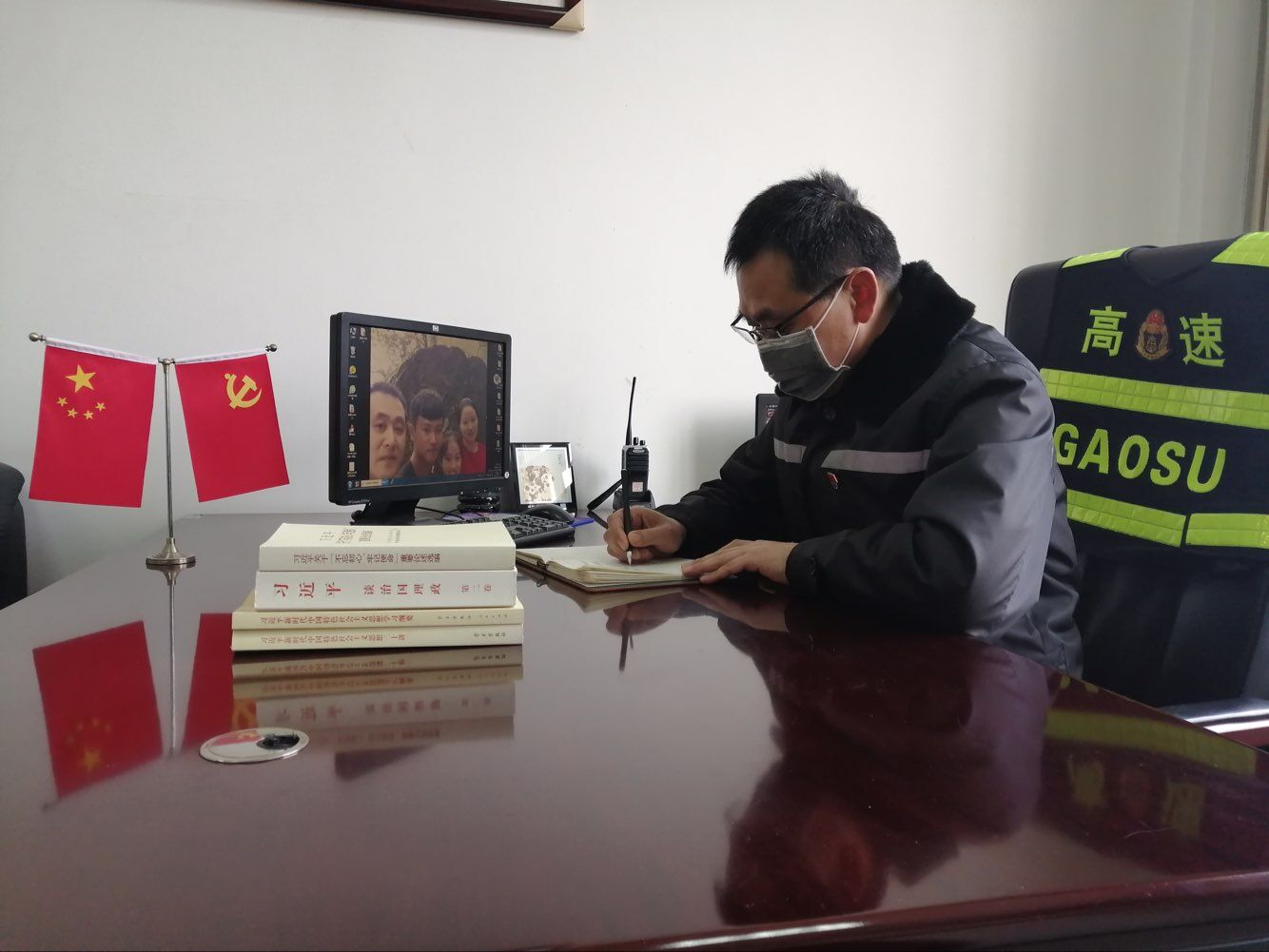 界阜蚌公司利辛东站青年团员积极做宣传志愿者，在收费广场发放“知艾防艾宣传单”，营造良好的艾滋病防治社会环境。.jpg