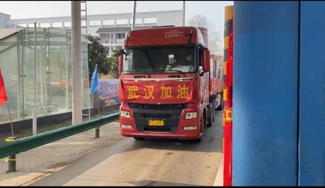 防控物资运输车辆快速通过池州中心铜陵南站。.jpg