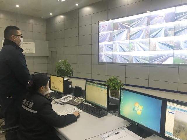 界阜蚌公司收费部部长李国森与妻子王晓丽春节坚守岗位，共战疫情。.jpg
