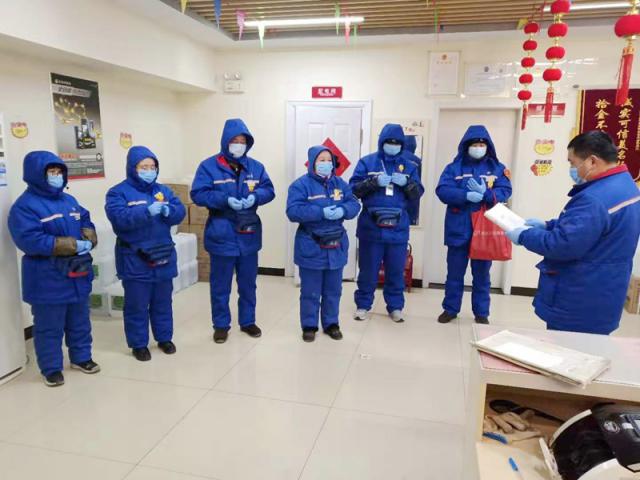 提升防护措施，全力坚守岗位-石化公司加油站早会宣传疫情防控工作.jpg