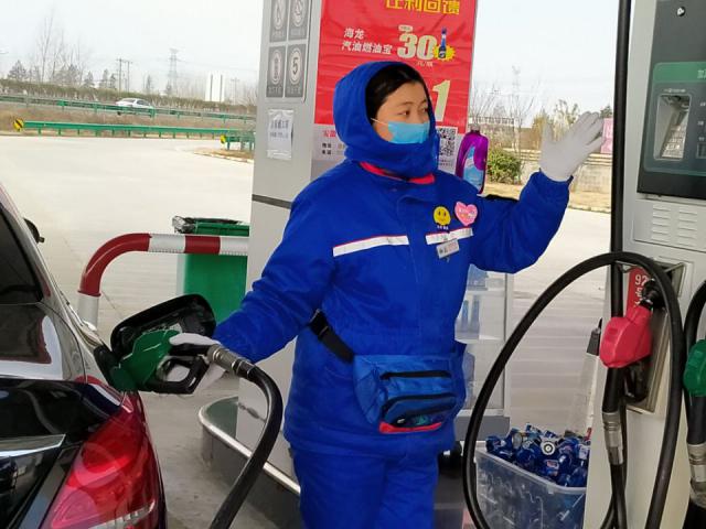 不忘初心，孕妈妈用爱服务不后退-凤台站高引引正在进行加油服务.jpg