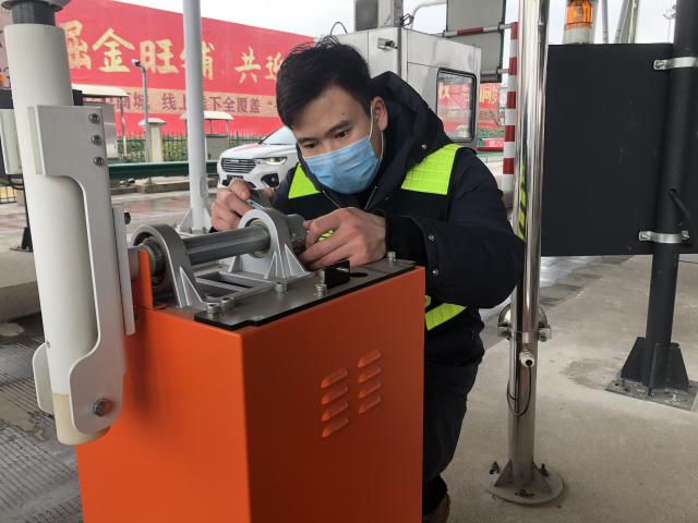 淮南站的青年团员方山山坚守一线当好机电设备的医生，保障机电设备健康运转01.jpg