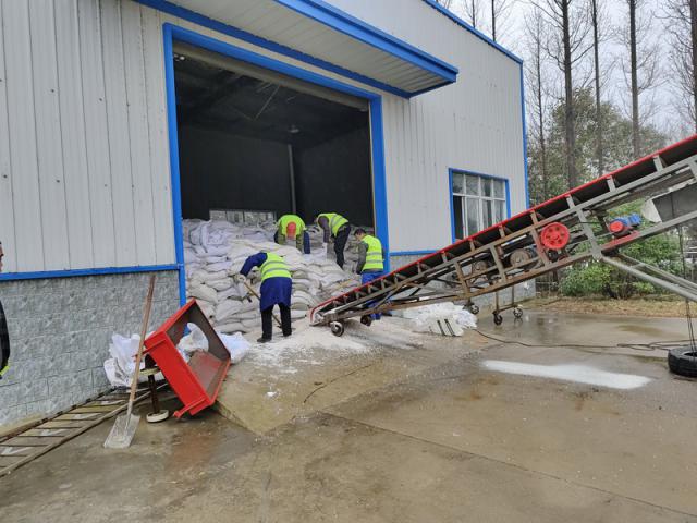 装填融雪剂，严阵以待。_调整大小.jpg