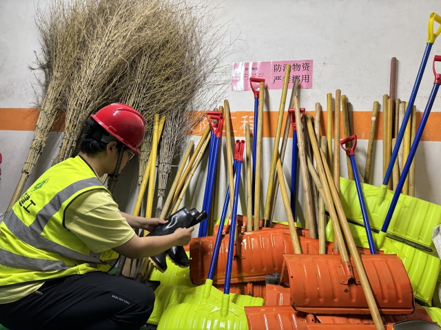 3乐业公寓改扩建项目安全员对防汛物资进行检查盘点。.jpg