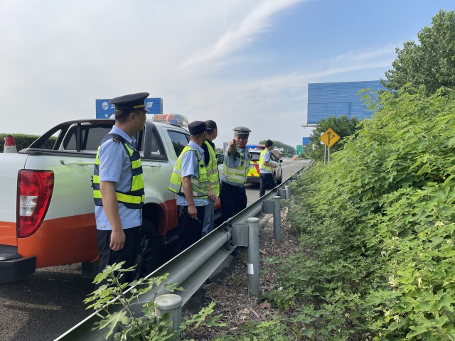 10蚌埠处永康保畅分中心联合辖段高速交警、路政开展一路三方汛期安全隐患检查。.jpg