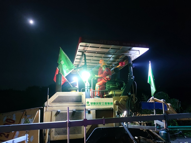 9 月 14 日，安徽交工集团广德至宣城段改扩建工程07标项目施工人员正在进行路面铣刨摊铺作业。.jpg
